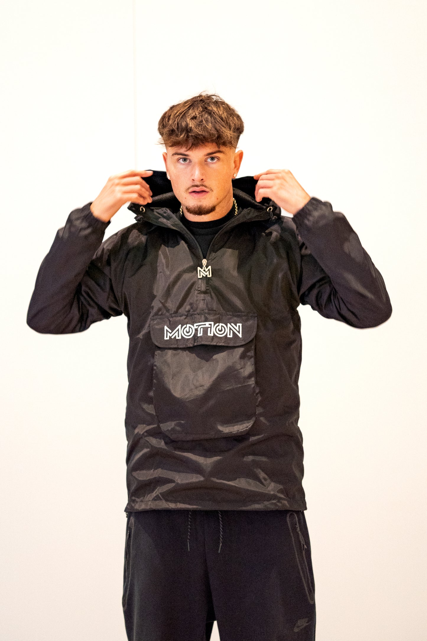 Motion Overhead Windbreaker