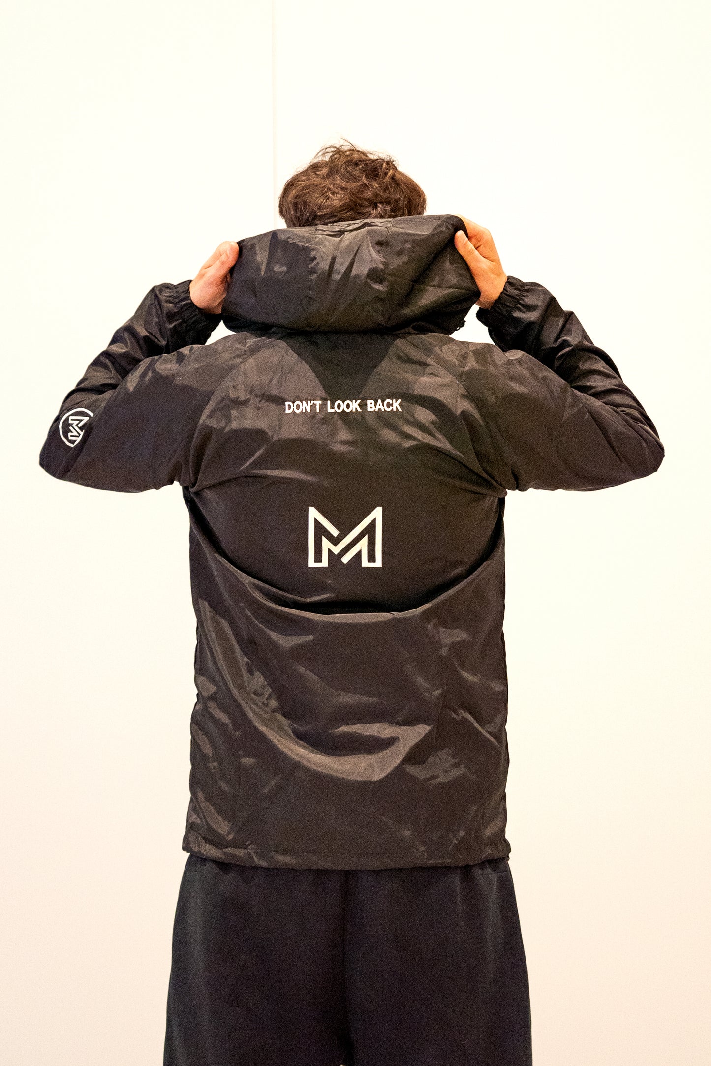 Motion Overhead Windbreaker